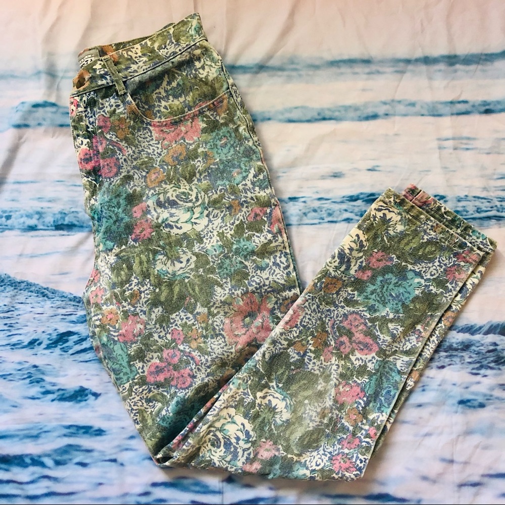 thrifted women’s athletic forenza jeans 🌷